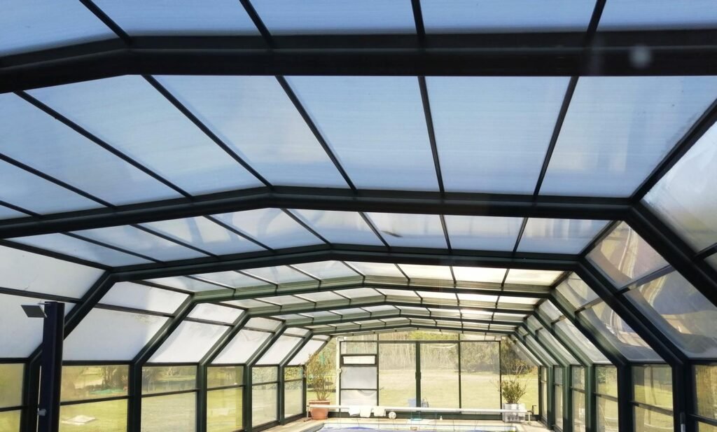 lavage des vitres d'un abri de piscine